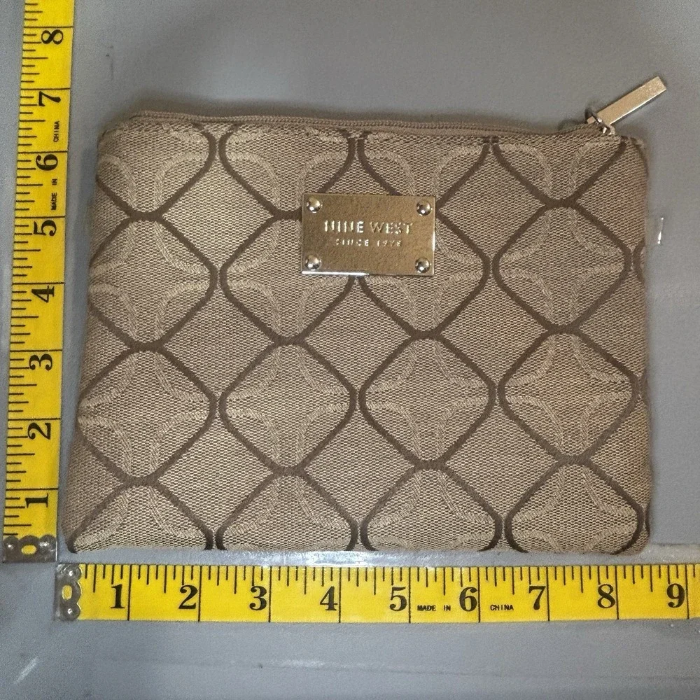 Nine West Beige Tan Geometric Pattern Cosmetic Toiletries Bag Zip Silver Clean
